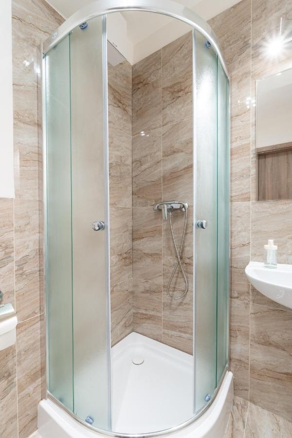 Brand New Studio Apartment #21 With Free Secure Parking In The Center Prague Extérieur photo